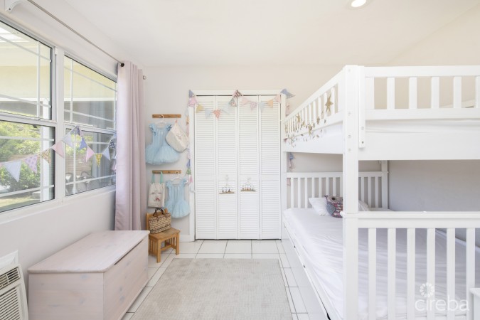 CHARMING FAMILY HOME NEAR SPOTTS BEACH- 19 QUAIL STREET