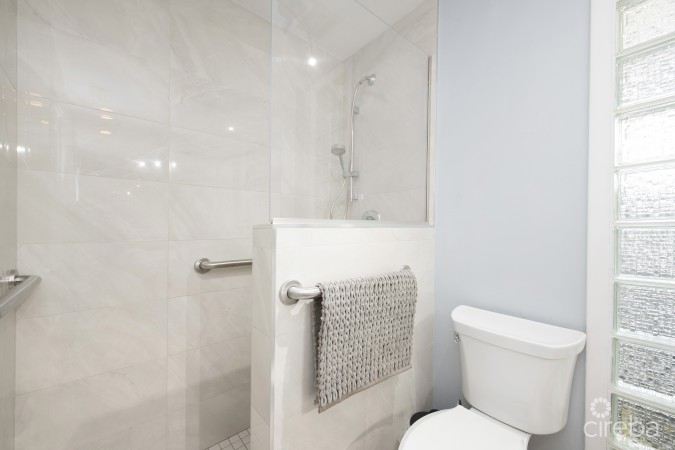 CHARMING FAMILY HOME NEAR SPOTTS BEACH- 19 QUAIL STREET