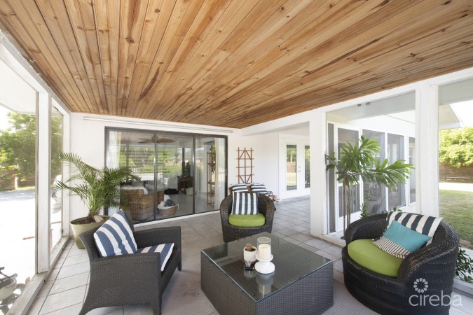 CHARMING FAMILY HOME NEAR SPOTTS BEACH- 19 QUAIL STREET