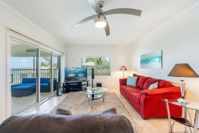 TAMARIND BAY 25, SEVEN MILE BEACH PENTHOUSE WITH ROOFTOP TERRACE