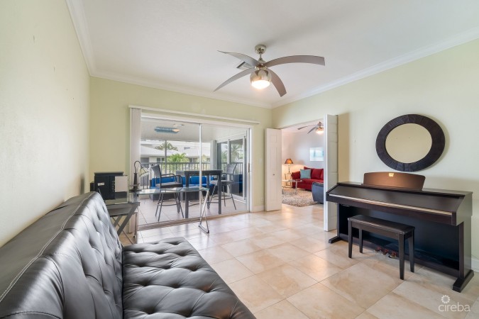 TAMARIND BAY 25, SEVEN MILE BEACH PENTHOUSE WITH ROOFTOP TERRACE