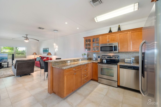 TAMARIND BAY 25, SEVEN MILE BEACH PENTHOUSE WITH ROOFTOP TERRACE