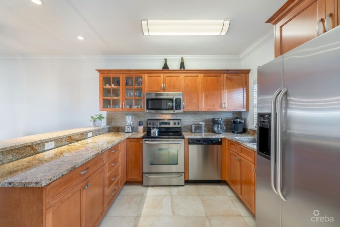 TAMARIND BAY 25, SEVEN MILE BEACH PENTHOUSE WITH ROOFTOP TERRACE