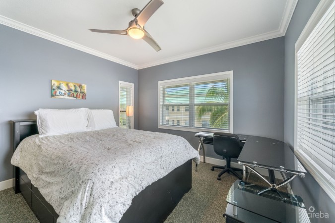 TAMARIND BAY 25, SEVEN MILE BEACH PENTHOUSE WITH ROOFTOP TERRACE