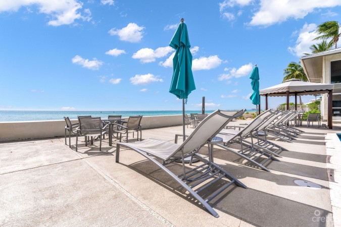 TAMARIND BAY 25, SEVEN MILE BEACH PENTHOUSE WITH ROOFTOP TERRACE
