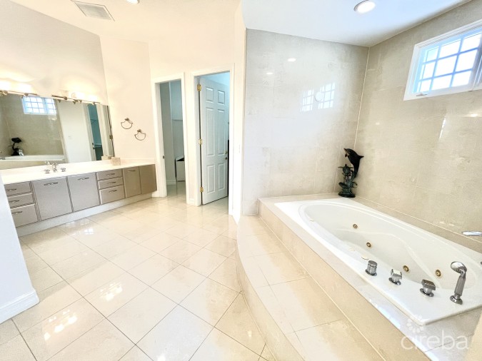 BRITANNIA - SPACIOUS 4 BEDROOM HOME IN KING'S COURT