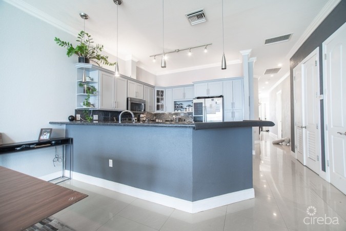 THE WESTVIEW - WATERFRONT PENTHOUSE