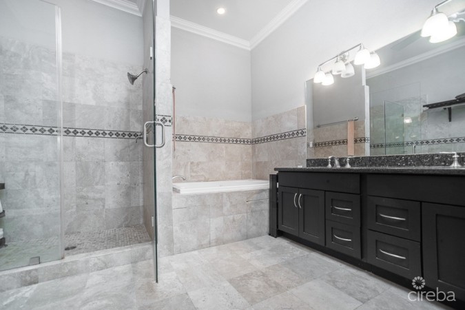 THE WESTVIEW - WATERFRONT PENTHOUSE