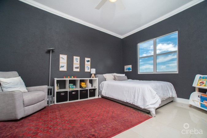 THE WESTVIEW - WATERFRONT PENTHOUSE
