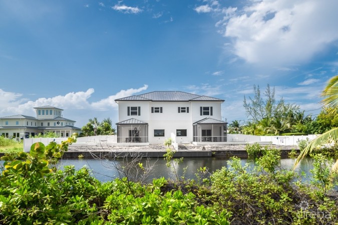 4 BED NEW CONTEMPORARY CANAL FRONT HOME RED BAY