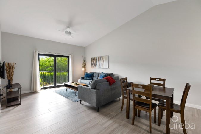 15 PORTOFINO GARDENS- SPOTLESS 2 BED/ 2 BATH