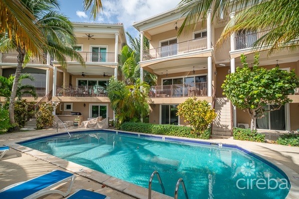 LUXURY TURNBERRY VILLA - GOLF AND CANAL VIEWS