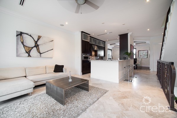 LUXURY TURNBERRY VILLA - GOLF AND CANAL VIEWS