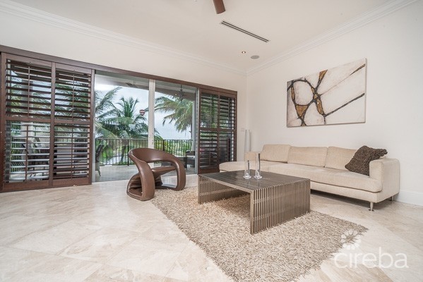 LUXURY TURNBERRY VILLA - GOLF AND CANAL VIEWS