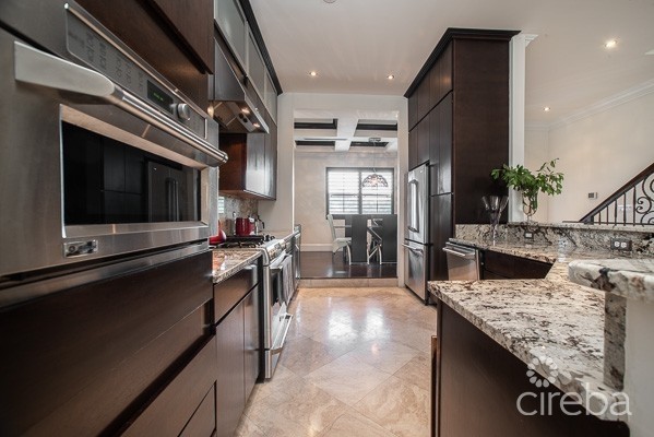 LUXURY TURNBERRY VILLA - GOLF AND CANAL VIEWS
