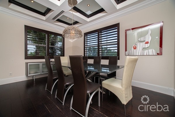 LUXURY TURNBERRY VILLA - GOLF AND CANAL VIEWS