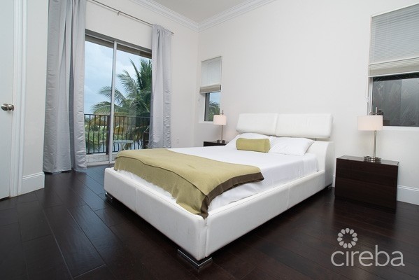 LUXURY TURNBERRY VILLA - GOLF AND CANAL VIEWS