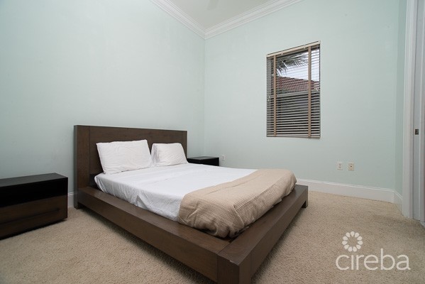 LUXURY TURNBERRY VILLA - GOLF AND CANAL VIEWS