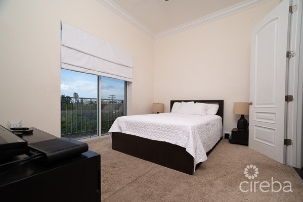 LUXURY TURNBERRY VILLA - GOLF AND CANAL VIEWS