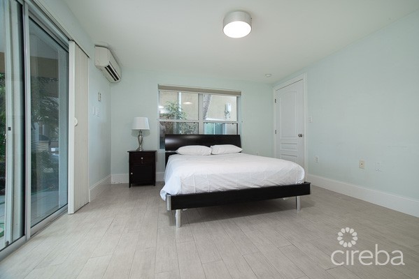 LUXURY TURNBERRY VILLA - GOLF AND CANAL VIEWS