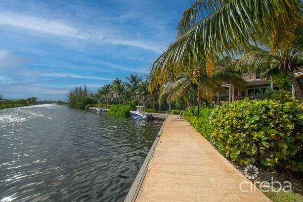 LUXURY TURNBERRY VILLA - GOLF AND CANAL VIEWS