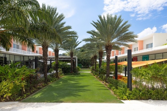 THE GROVE # 21 SEVEN MILE BEACH CORRIDOR