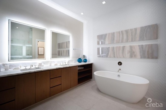 PENTHOUSE RESIDENCE AT SEAFIRE S1002
