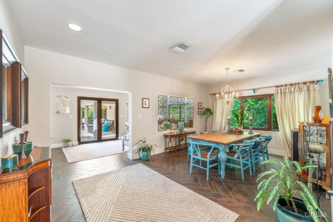 PRIVATE HOME ACROSS FROM SPOTTS BEACH