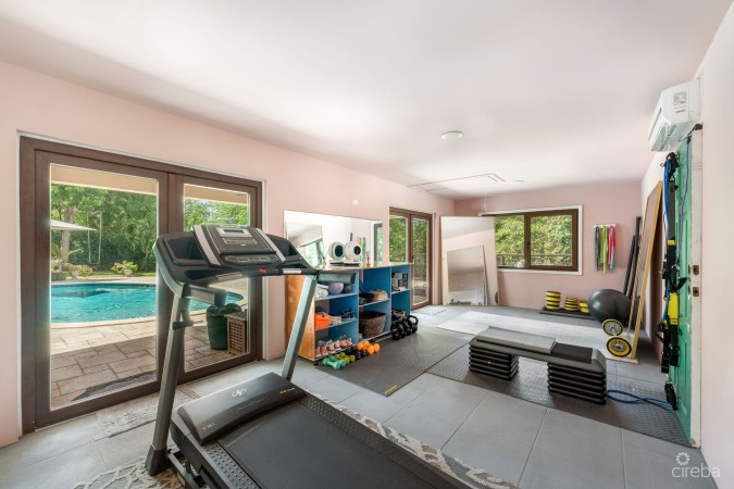 PRIVATE HOME ACROSS FROM SPOTTS BEACH