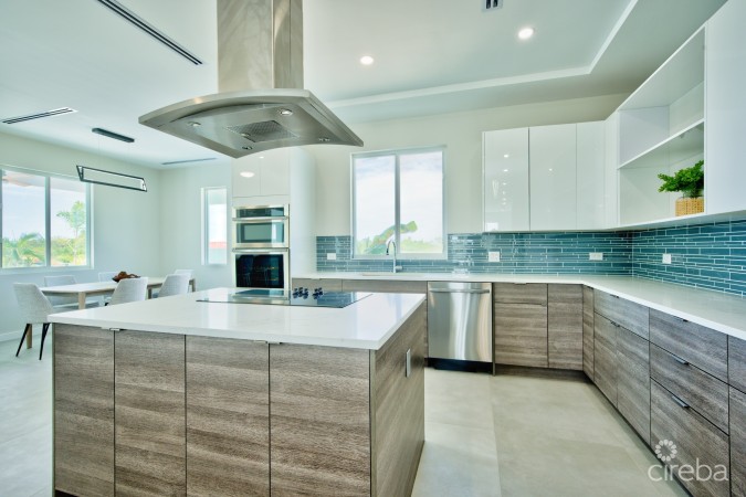 BEAUTIFUL NEW BUILD IN THE SHORES