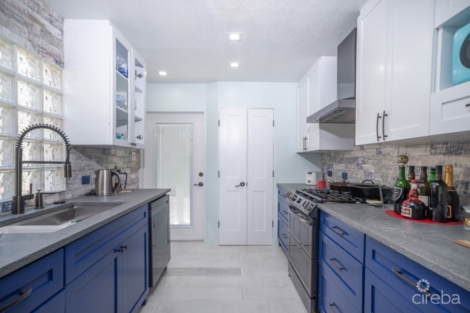 SMITH ROAD VILLAS - FULLY RENOVATED 3 BED/2 BATH