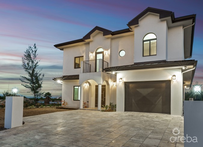 DOLCE VITA VILLA - BRAND NEW CANAL FRONT HOME