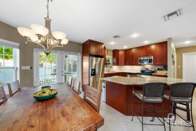 PLANTATION HOME - MOTIVATED VENDOR