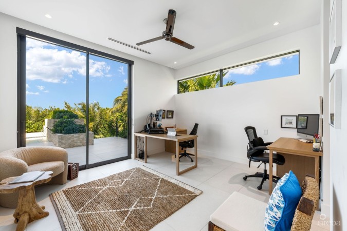 60 LALIQUE POINTE PENINSULA QUAY CRYSTAL HARBOUR HOME