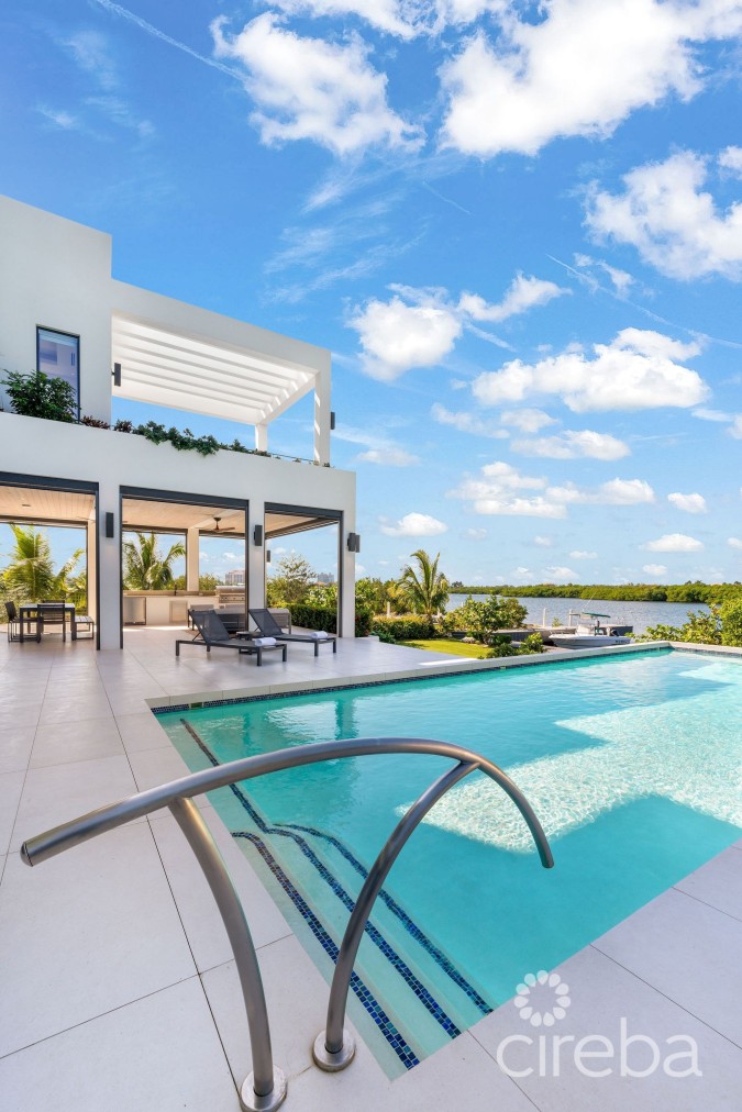 60 LALIQUE POINTE PENINSULA QUAY CRYSTAL HARBOUR HOME