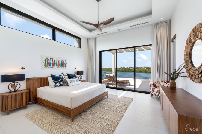 60 LALIQUE POINTE PENINSULA QUAY CRYSTAL HARBOUR HOME