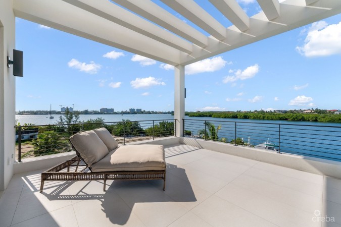 60 LALIQUE POINTE PENINSULA QUAY CRYSTAL HARBOUR HOME