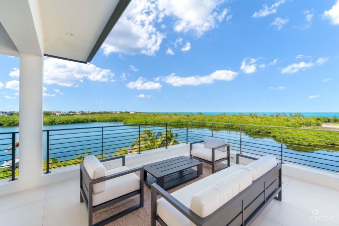 60 LALIQUE POINTE PENINSULA QUAY CRYSTAL HARBOUR HOME