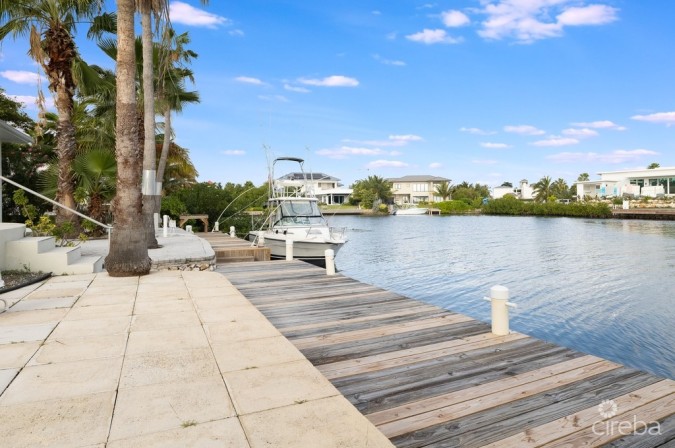SHORES FAMILY HOME- BOATERS DREAM