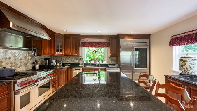SOUTH SOUND HOME + 1 BEDROOM COTTAGE (ANNE BONNY CRESCENT)