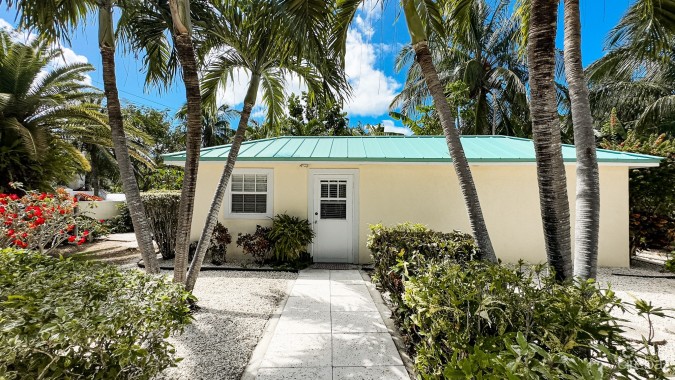 SOUTH SOUND HOME + 1 BEDROOM COTTAGE (ANNE BONNY CRESCENT)