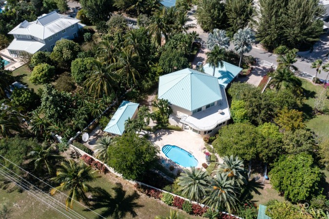 SOUTH SOUND HOME + 1 BEDROOM COTTAGE (ANNE BONNY CRESCENT)