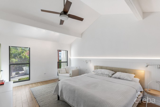 CANALFRONT 4 BED | 4.5 BATH - NEWLY RENOVATED GOVERNORS HARBOUR HOME