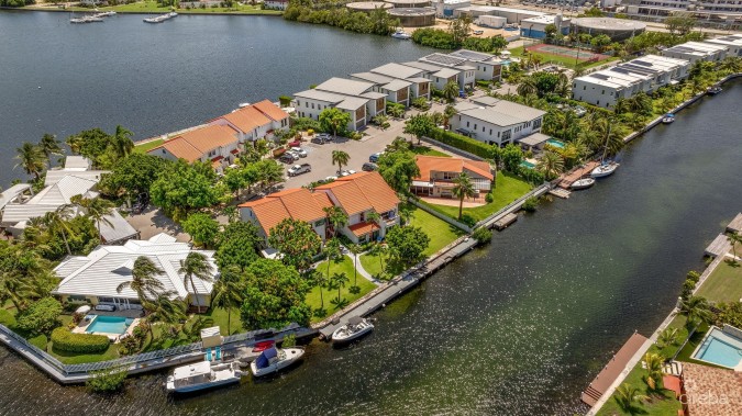 CANALFRONT 4 BED | 4.5 BATH - NEWLY RENOVATED GOVERNORS HARBOUR HOME