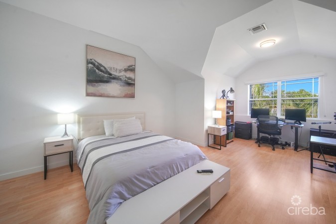 COASTAL ESCAPE - 3 BDRM CANAL FRONT PROPERTY