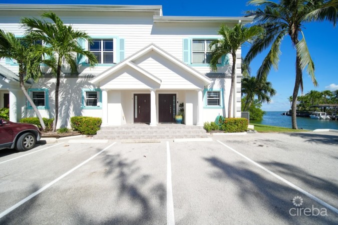 COASTAL ESCAPE - 3 BDRM CANAL FRONT PROPERTY