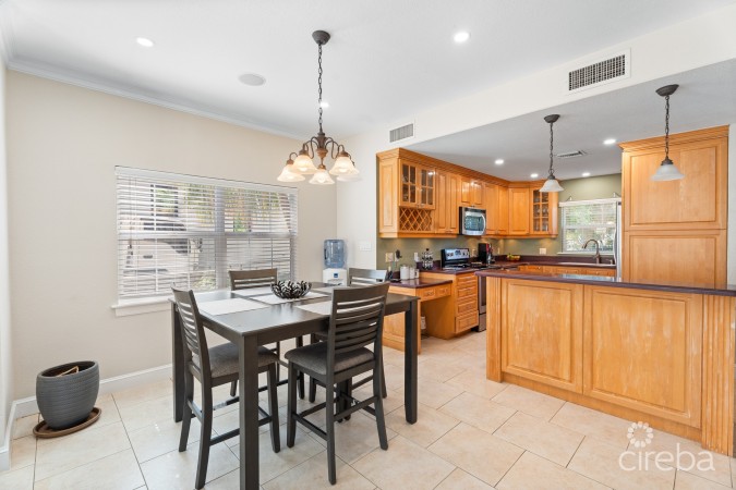 HONEY HILL HOME IN SAVANNAH ESTATES - 3 BED PLUS HUGE DEN
