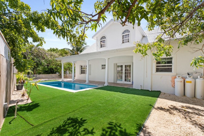 NINE PALMS RESIDENTIAL HOME WITH INCOME PRODUCING COTTAGES