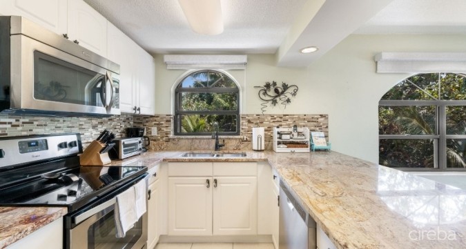 THE HERITAGE CLUB - SEVEN MILE BEACHFRONT CONDO