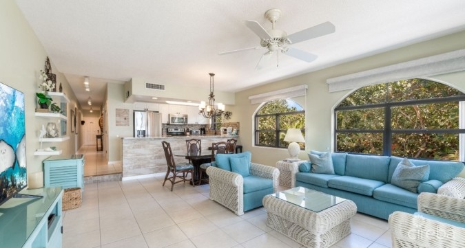 THE HERITAGE CLUB - SEVEN MILE BEACHFRONT CONDO